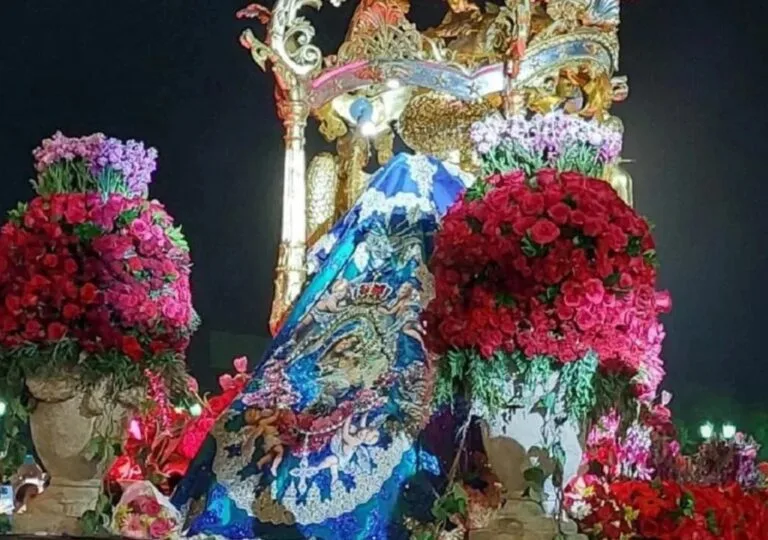 Bajada de La Chinita: la Virgen de Chiquinquirá en su trono, con manto azul bordado y rodeada de flores en Maracaibo