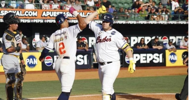 Balbino Fuenmayor, de Caribes de Anzoátegui, celebra con un compañero tras conectar un batazo en el juego ante los Leones del Caracas en Puerto La Cruz: Balbino Fuenmayor jonrón 97
