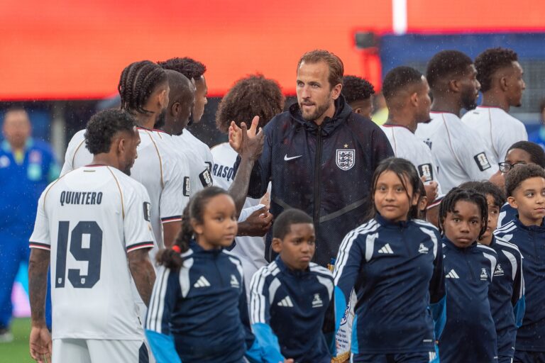 Harry Kane, capitán de Inglaterra, durante el Mundial 2026; el delantero del Bayern Múnich es el favorito en las predicciones del Balón de Oro 2026