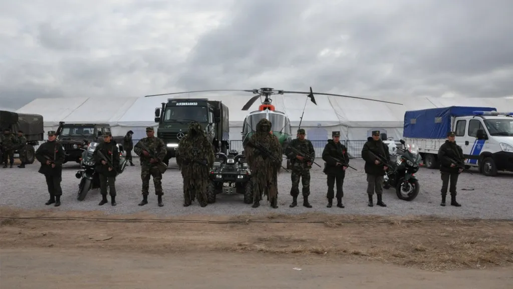 Banda del Cártel de Sinaloa en Argentina: efectivos de las fuerzas de seguridad argentinas formados durante un operativo antidrogas en el norte del país