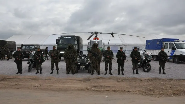 Banda del Cártel de Sinaloa en Argentina: efectivos de las fuerzas de seguridad argentinas formados durante un operativo antidrogas en el norte del país