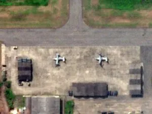 Base de Taura en Ecuador: dos aeronaves V-22 Osprey de Estados Unidos en la pista, en una imagen de satélite de la ofensiva antidrogas