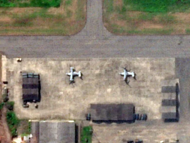 Base de Taura en Ecuador: dos aeronaves V-22 Osprey de Estados Unidos en la pista, en una imagen de satélite de la ofensiva antidrogas