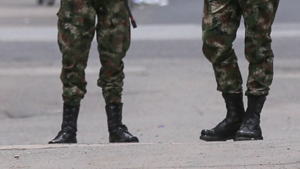 Uniformados del Ejército de Colombia de pie en una vía; el batallón de Sogamoso, en Boyacá, fue escenario de un hecho que dejó dos militares muertos