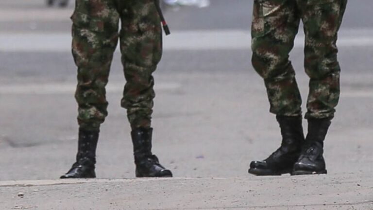 Uniformados del Ejército de Colombia de pie en una vía; el batallón de Sogamoso, en Boyacá, fue escenario de un hecho que dejó dos militares muertos