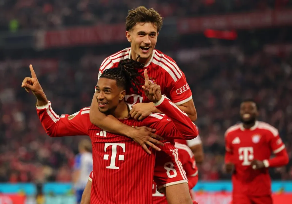 Bayern 6-1 Magdeburgo: Michael Olise celebra un gol del Bayern en la Copa de Alemania