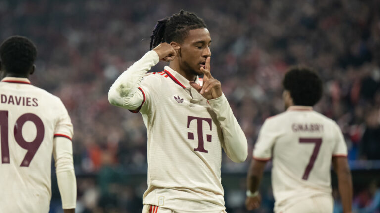 Bayern gana en Friburgo: Michael Olise celebra con la camiseta visitante del Bayern junto a Davies y Gnabry