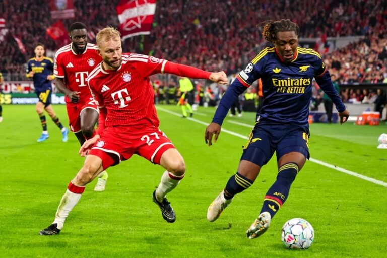 Noni Madueke, del Arsenal, conduce el balón ante Konrad Laimer, del Bayern Múnich, en el Bayern Múnich 2-2 Arsenal de la Champions League