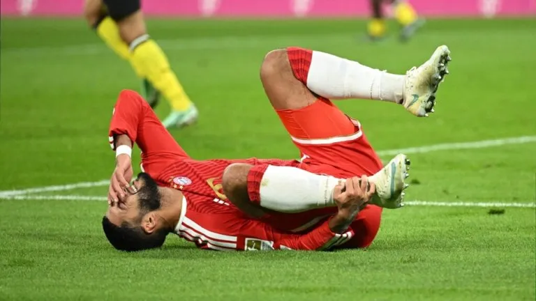 Jugador del Bayern Múnich tendido en el césped del Allianz Arena en el partido Bayern y Dortmund empatan en el clásico alemán
