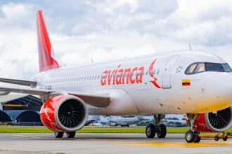 Avión de Avianca en pista