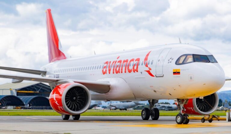 Avión de Avianca en pista