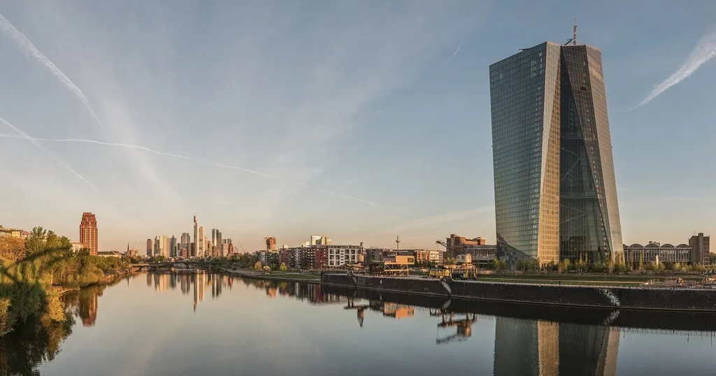 BCE mantiene los tipos de interés: sede del Banco Central Europeo en Fráncfort junto al río Meno