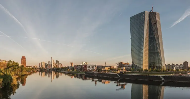 BCE mantiene los tipos de interés: sede del Banco Central Europeo en Fráncfort junto al río Meno