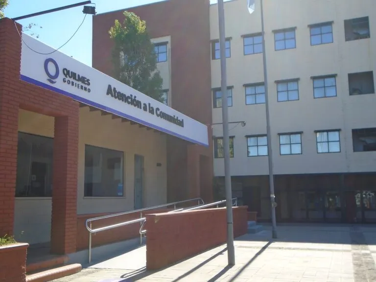 Sede de la Municipalidad de Quilmes, en Buenos Aires, señalada por los reclamos de poda tras la muerte del bebé que murió por una palta