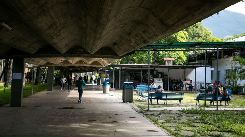 Becas universitarias: estudiantes recibirán $40 y preparadores $60 desde noviembre Estudiantes en un campus venezolano que podrán postularse a las becas universitarias