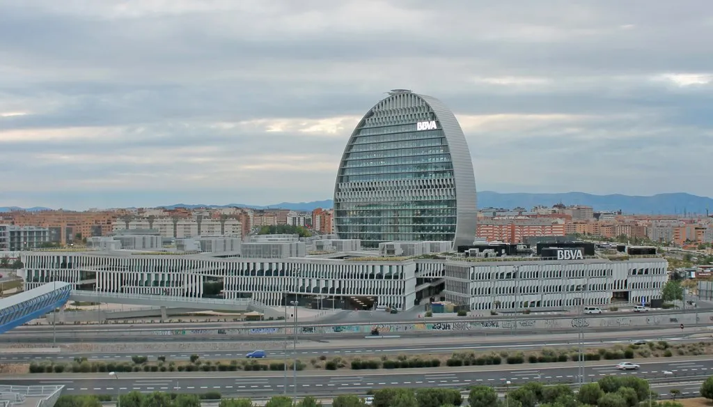Sede central del beneficio del BBVA: la Ciudad BBVA en Madrid, con el edificio La Vela