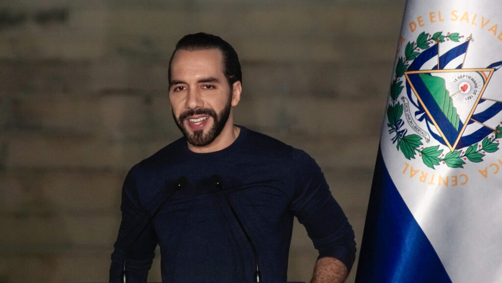 Beneficios carcelarios de Bukele: el presidente Nayib Bukele habla desde un podio junto a la bandera de El Salvador, en una imagen de archivo