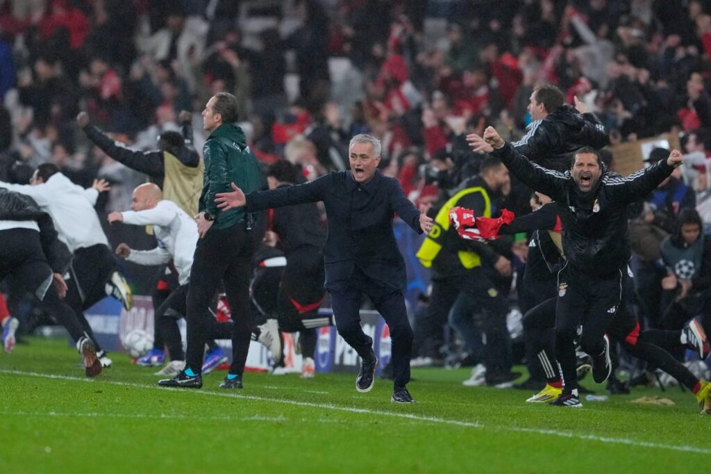 Benfica nuevo líder de la Europa League: José Mourinho, técnico del Benfica, celebra una victoria europea con su cuerpo técnico