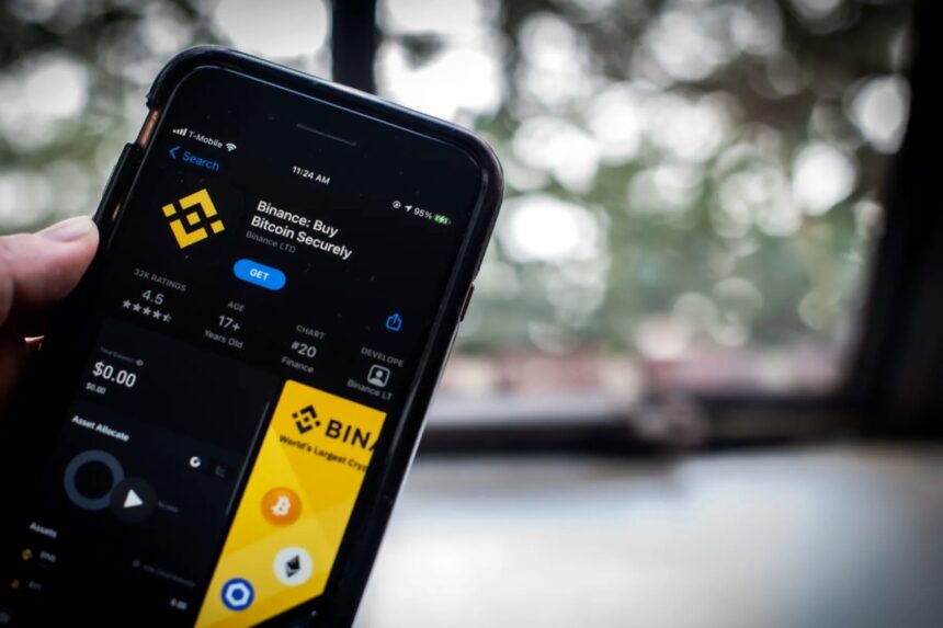 Teléfono con la aplicación de Binance: Binance bolívares Venezuela habilita depósitos por Pago Móvil