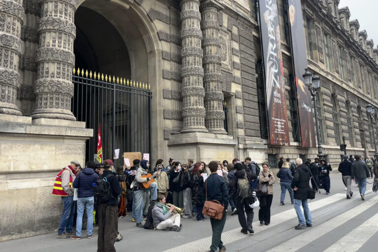 Bloqueo del Louvre: estudiantes y manifestantes frente a la verja cerrada de un acceso del museo en París durante la protesta de este lunes