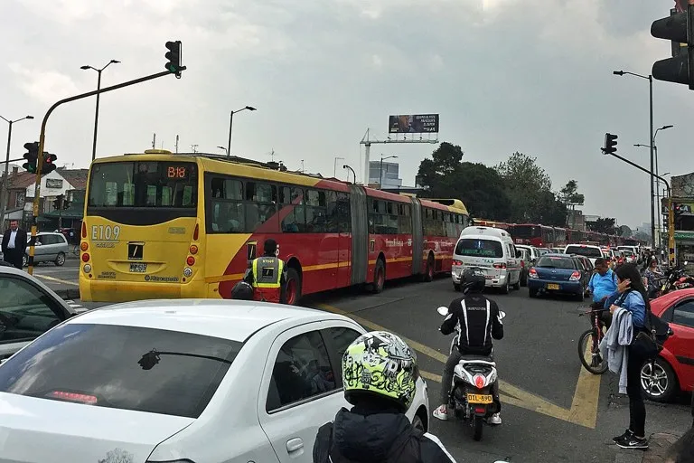 Bloqueo en la Caracas: un bus biarticulado de TransMilenio detenido entre el tráfico de la avenida Caracas en Bogotá