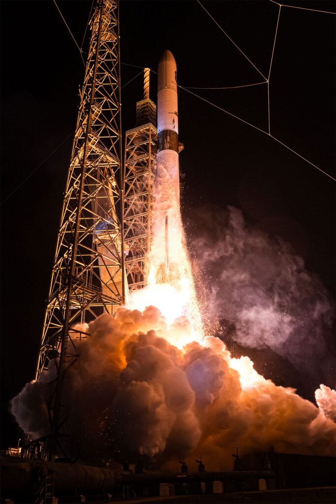Lanzamiento nocturno del cohete New Glenn de Blue Origin Florida desde su plataforma de Cabo Cañaveral
