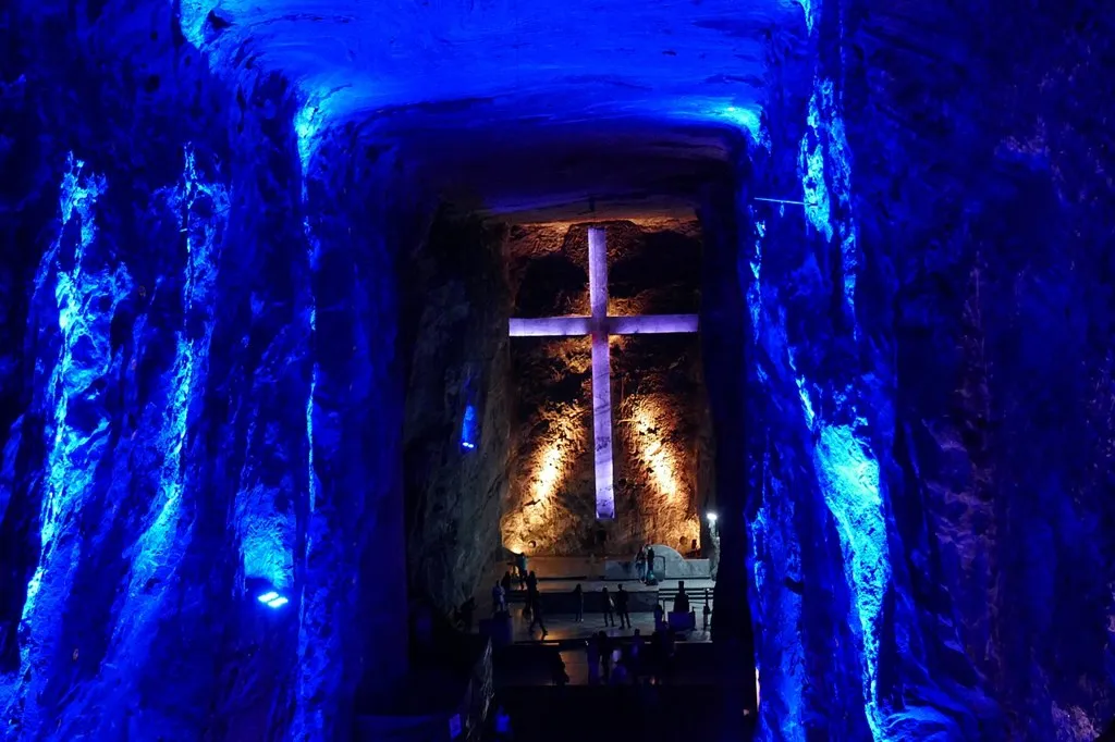Boda de Luisa Fernanda W y Pipe Bueno: nave central de la Catedral de Sal de Zipaquirá con su cruz iluminada