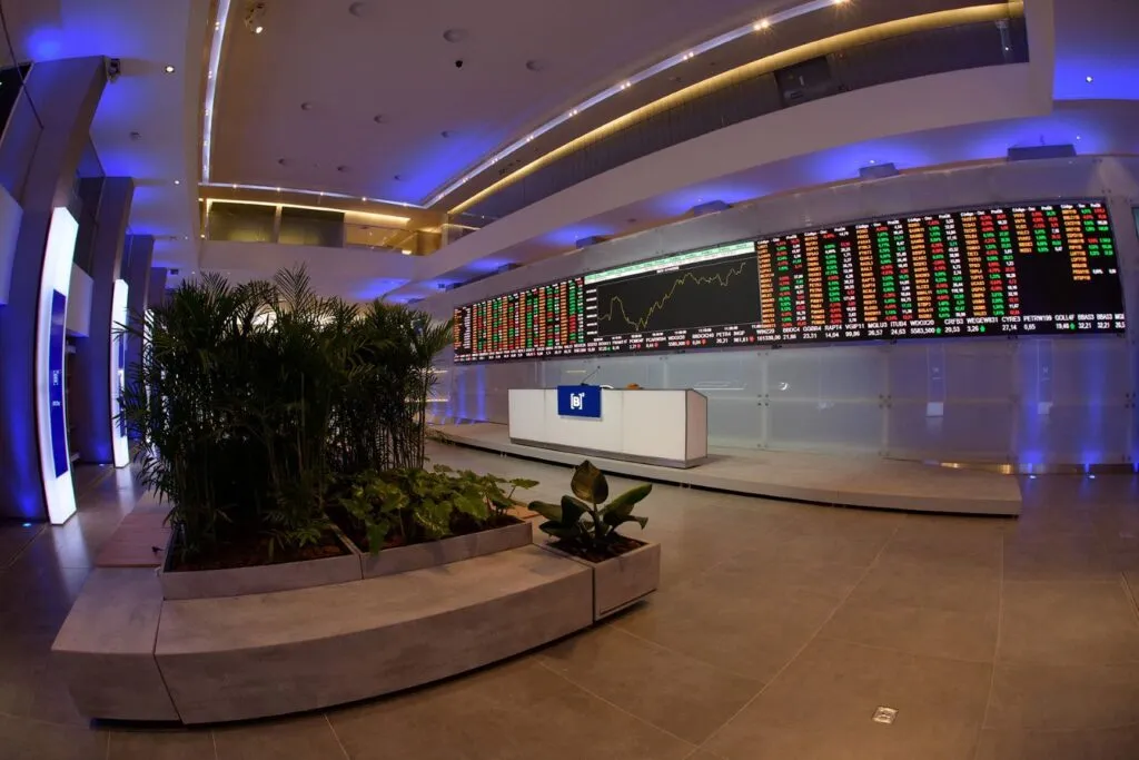 Bolsa de São Paulo: panel de cotizaciones de la B3 con los valores del mercado brasileño