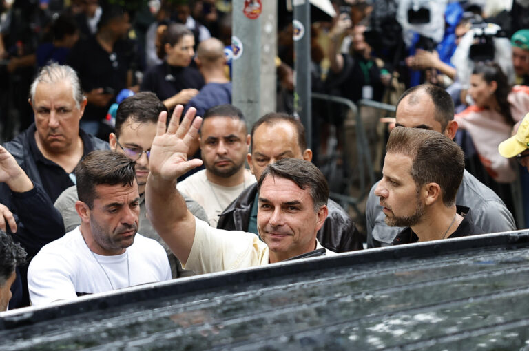 Bolsonaro no reconoce el resultado en Brasil: Flávio Bolsonaro saluda con la mano rodeado de seguidores y de su equipo en Río de Janeiro