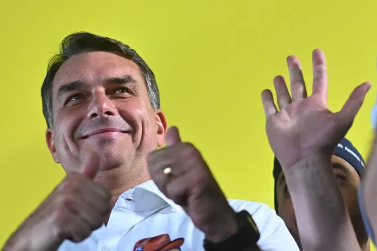 Flávio Bolsonaro encabeza encuesta para segunda vuelta presidencial de Brasil