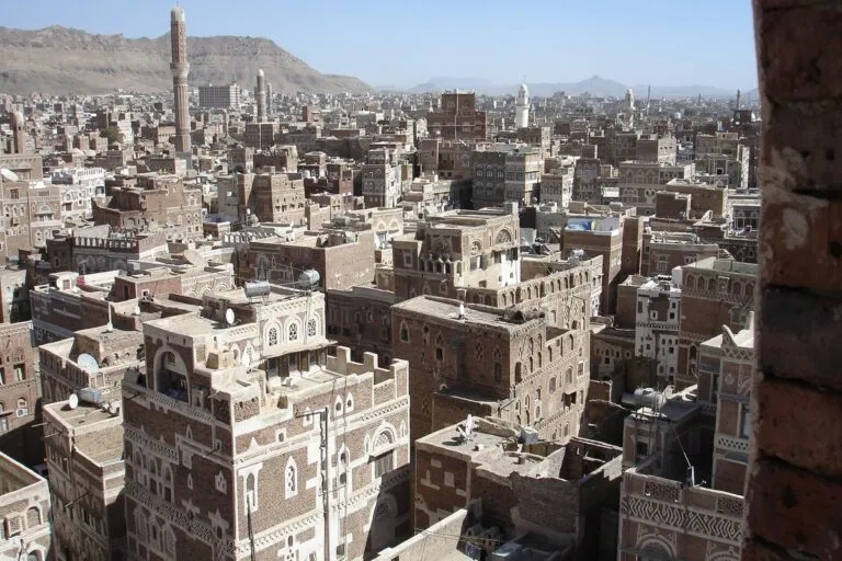 La ciudad vieja de Saná, capital de Yemen, en una imagen de archivo; el bombardeo en un mercado de Yemen dejó al menos 13 muertos