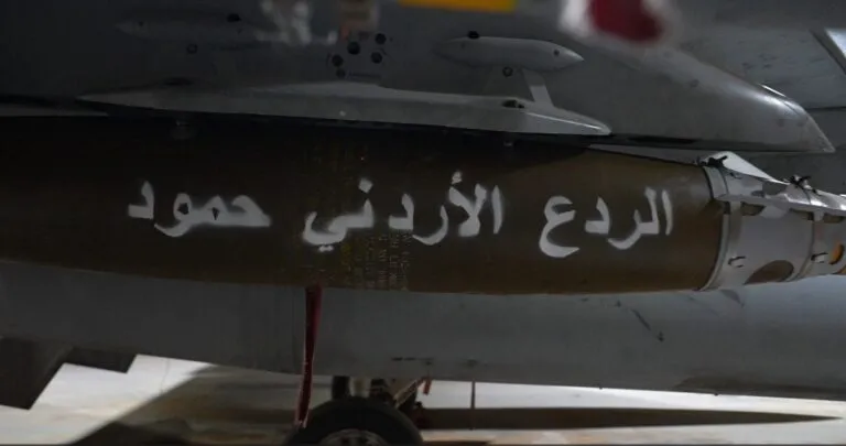 Bombardeos de Jordania en Siria: bomba con la inscripción de la operación «Disuasión Jordana» bajo el ala de una aeronave de la Real Fuerza Aérea Jordana