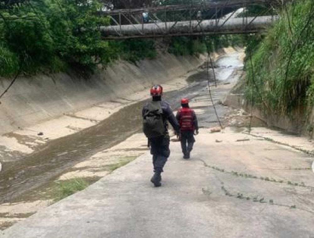 Lluvias con descargas eléctricas afectaron vías de Caracas y elevaron caudal del río Guaire