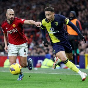 Bournemouth golea al Manchester United: Marcus Tavernier conduce el balón ante Amrabat en Old Trafford