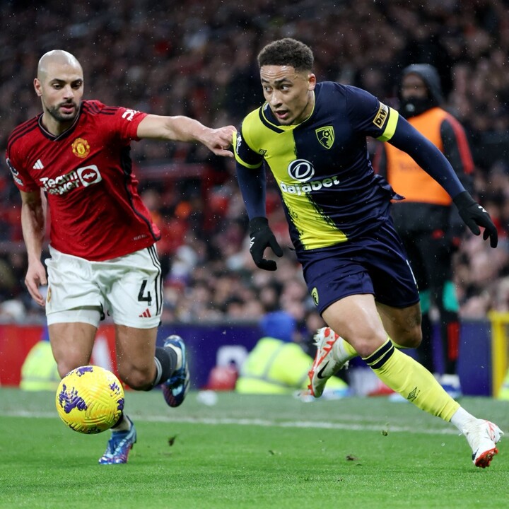Bournemouth golea al Manchester United: Marcus Tavernier conduce el balón ante Amrabat en Old Trafford