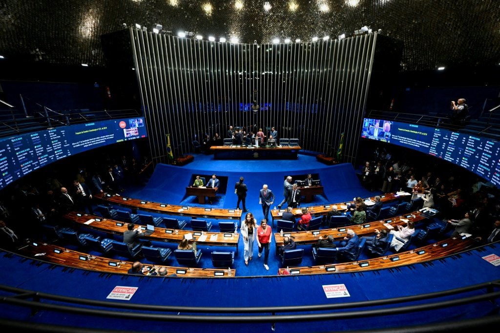 Brasil aprueba la semana laboral de 40 horas y pone fin a la escala 6x1 Senadores en el pleno del Congreso de Brasil durante la sesión que aprobó la semana laboral de 40 horas y el fin de la escala 6x1