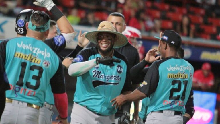 Bravos vence a Águilas: jugadores de Bravos de Margarita celebran el triunfo 6-1 en el Estadio Nueva Esparta