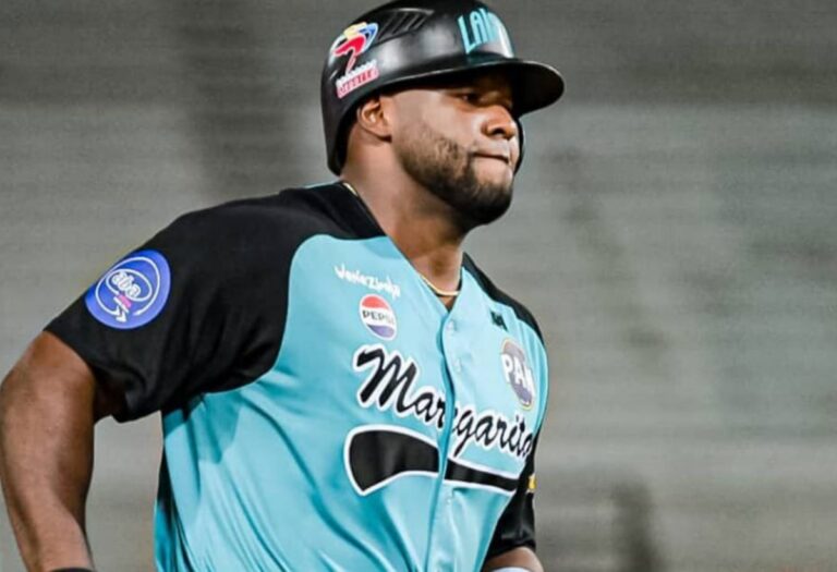 Moisés Gómez, de Bravos de Margarita, tras conectar el grand slam de Moisés Gómez que sentenció el triunfo 9-5 sobre Tiburones de La Guaira en la LVBP