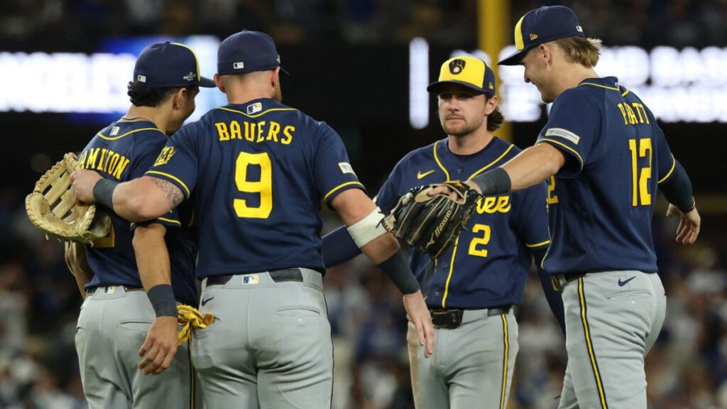 Jake Bauers y David Hamilton, figuras del Juego 4, celebran con Milwaukee el pase a la Serie Mundial