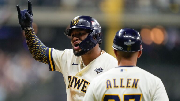 Jackson Chourio celebra con los Milwaukee Brewers en el Juego 1 de la Serie Mundial ante los Tampa Bay Rays