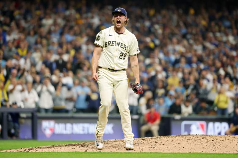 Lanzador de Milwaukee celebrando, en la noche del récord jonronero Brewers ante los Dodgers