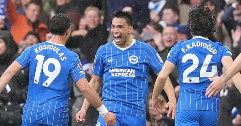 Diego Gómez celebra su golazo con el Brighton ante Kostoulas y Kadioglu en el Amex Stadium