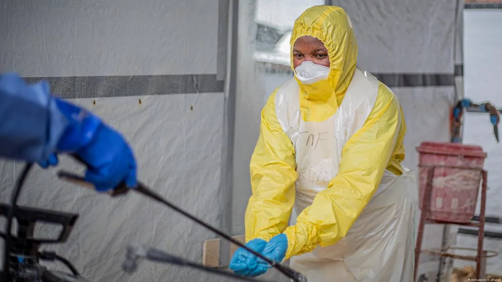brote de ébola en el Congo: trabajador sanitario con traje amarillo de protección durante labores de desinfección en un centro de respuesta a la epidemia