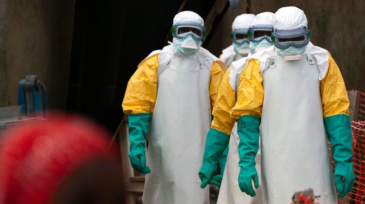 Personal sanitario atiende a pacientes durante el brote de ébola en África
