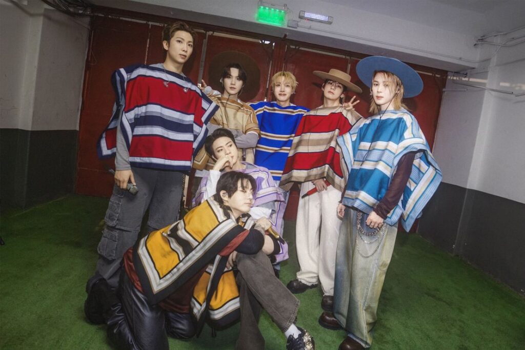 BTS en Chile vestidos de huasos con ponchos de colores y sombreros en el camerino del Estadio Nacional de Santiago durante su gira Arirang