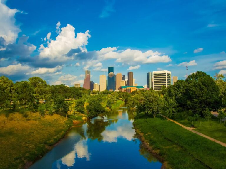 El cauce de Buffalo Bayou con el centro de Houston al fondo, donde fue hallado el venezolano en Houston