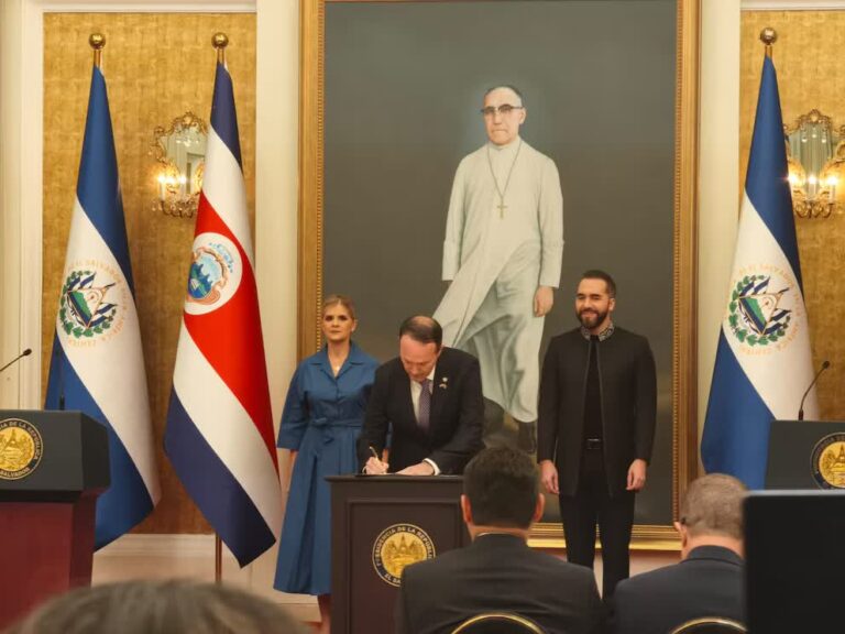 Nayib Bukele y Laura Fernández durante la firma del acuerdo contra el crimen transnacional entre El Salvador y Costa Rica