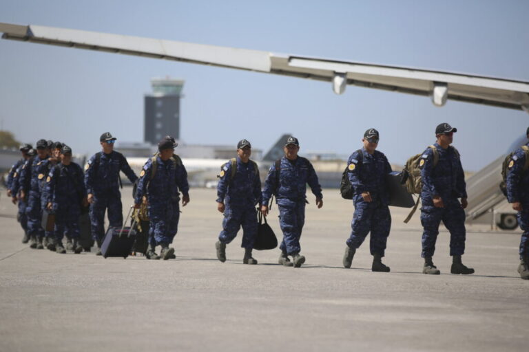 Operación militar en Haití: miembros del contingente salvadoreño de la misión internacional caminan en la pista del aeropuerto Toussaint Louverture de Puerto Príncipe