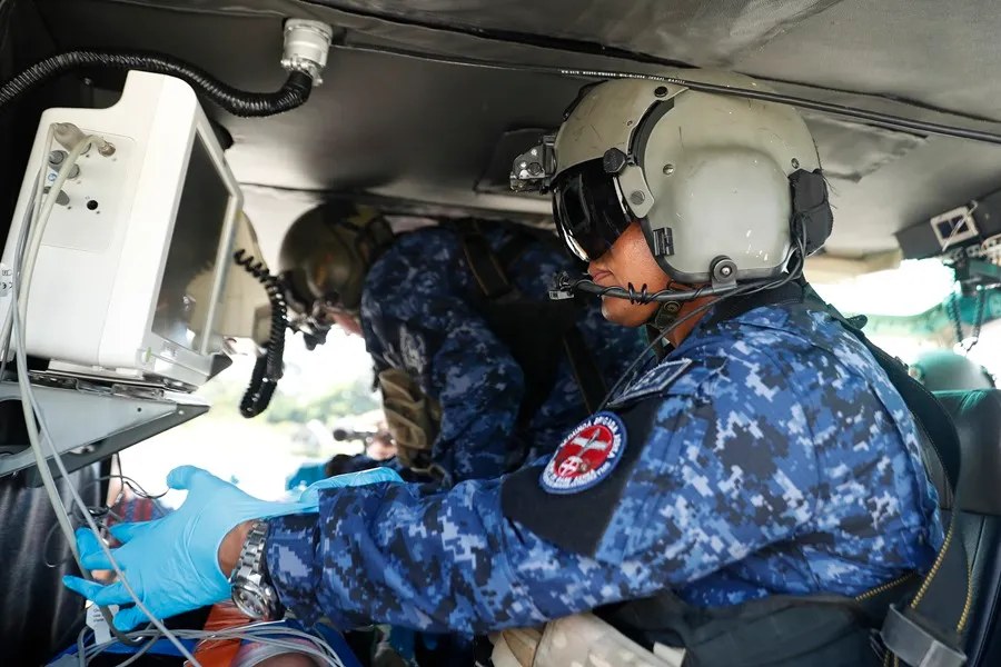 Operación militar en Haití: técnico de aviación salvadoreño durante una evacuación médica en helicóptero