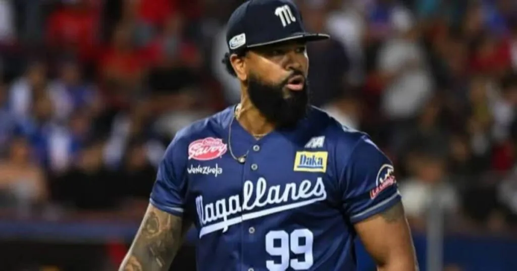 Felipe Vázquez con el uniforme de los Navegantes del Magallanes, figura del bullpen del Magallanes en la LVBP